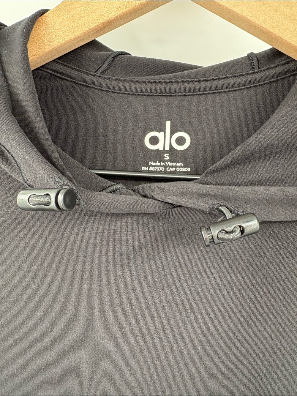Alo Yoga Alosoft Hooded Runner Long Sleeve Black Athletic Top Size Small - Picture 15 of 16